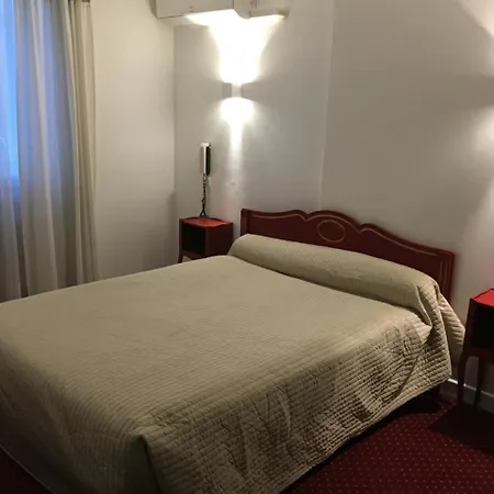 Victor Hugo Hotel 2*